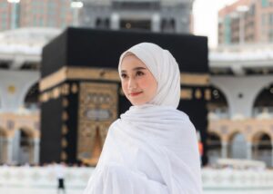 wanita sedang umroh