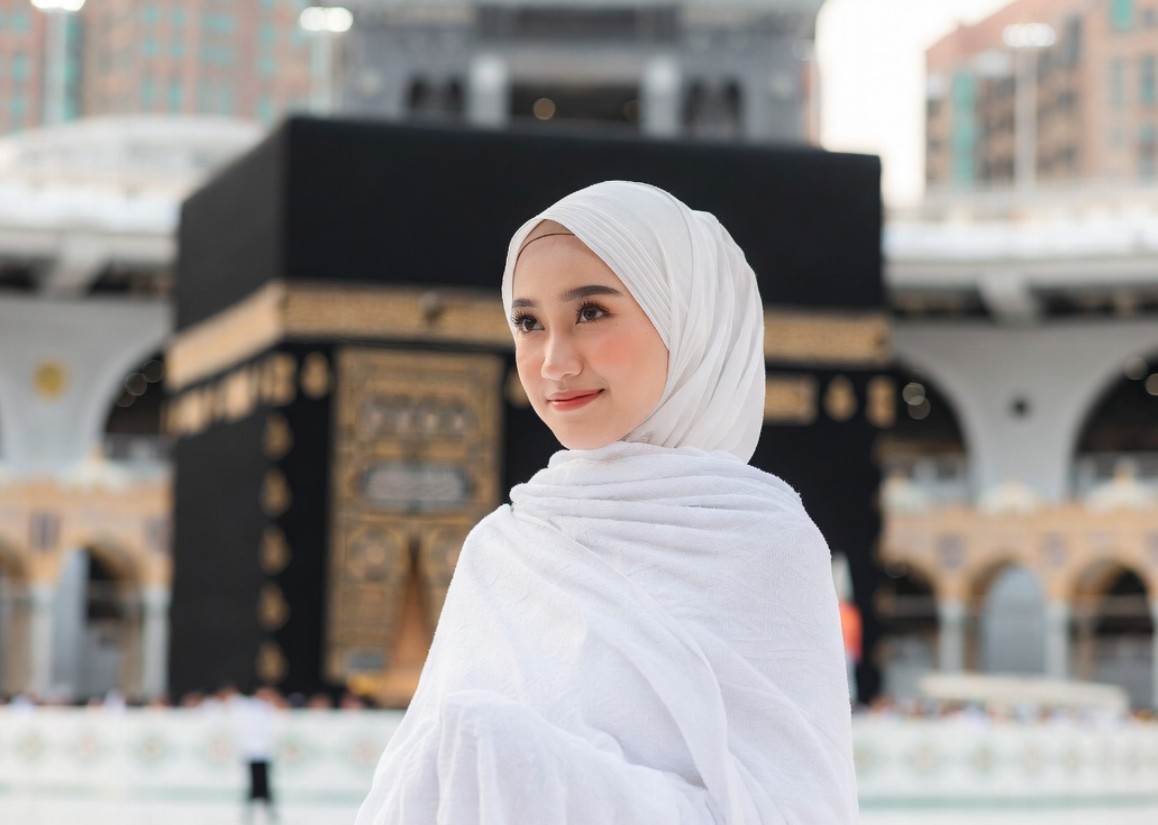 wanita sedang umroh
